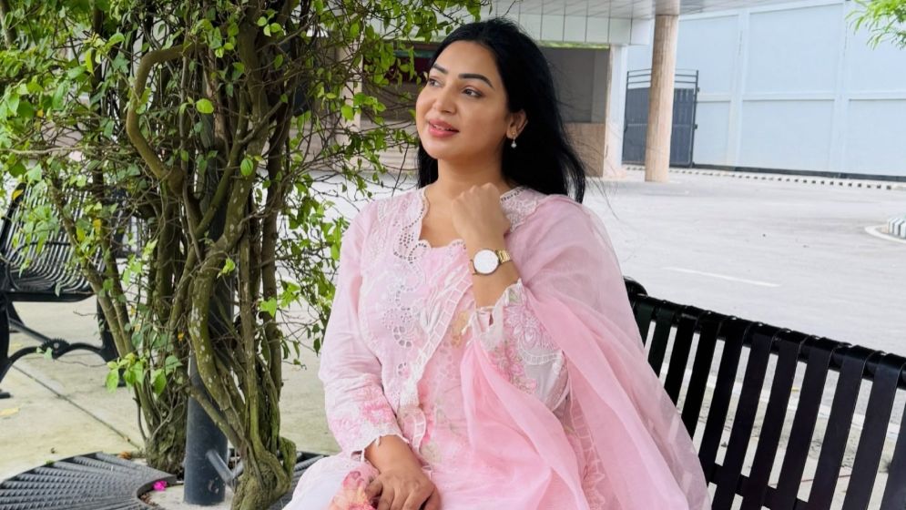 ‘তোমাকে ছাড়া এখনো বেঁচে আছি’—কার অপেক্ষায় দিন গুনছেন প্রভা?