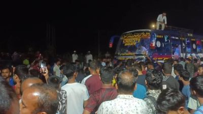 বাসের ধাক্কায় দুমড়েমুচড়ে গেছে ৬ অটোরিকশা, প্রাণ গেল দুজনের