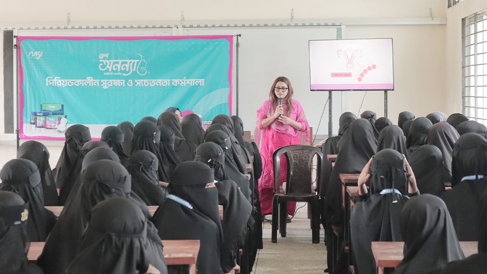 মাদ্রাসায় স্যানিটারি ন্যাপকিন ভেন্ডিং মেশিন স্থাপন করছে ফ্রেশ অনন্যা