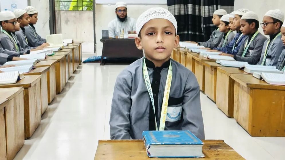 ৮ বছর বয়সেই কুরআনের হাফেজ আব্দুর রহমান