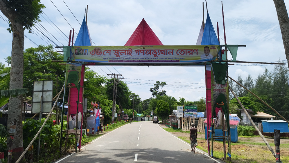 দুপুরে ৩৬ জুলাই তোরণ নির্মাণ, রাতে আগুন