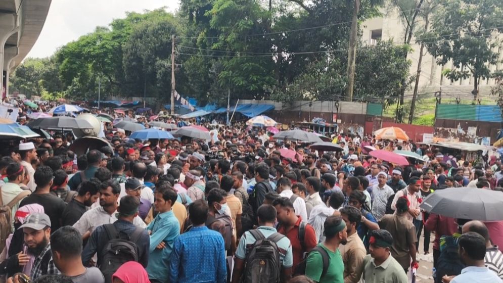 সরকারের আশ্বাসে শাহবাগের অবস্থান কর্মসূচি প্রত্যাহার করলেন প্রাথমিক শিক্ষকরা