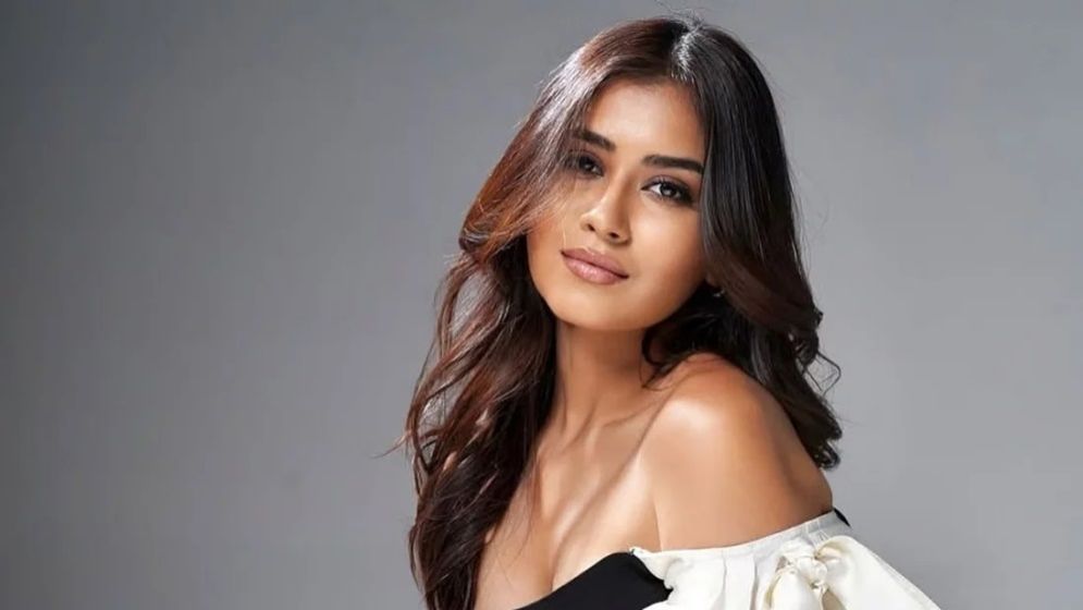 অর্থ সাহায্য চেয়ে অশালীন প্রস্তাবের মুখে মডেল
