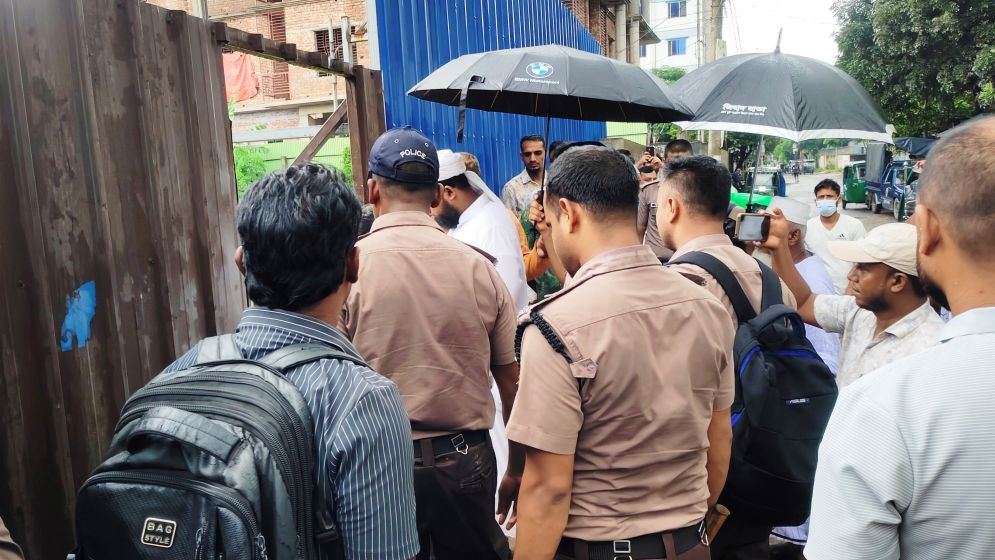 ডেমরায় জিপসাম কারখানা বন্ধ ও স্থানান্তরে ডিএমপির ভ্রাম্যমাণ আদালত