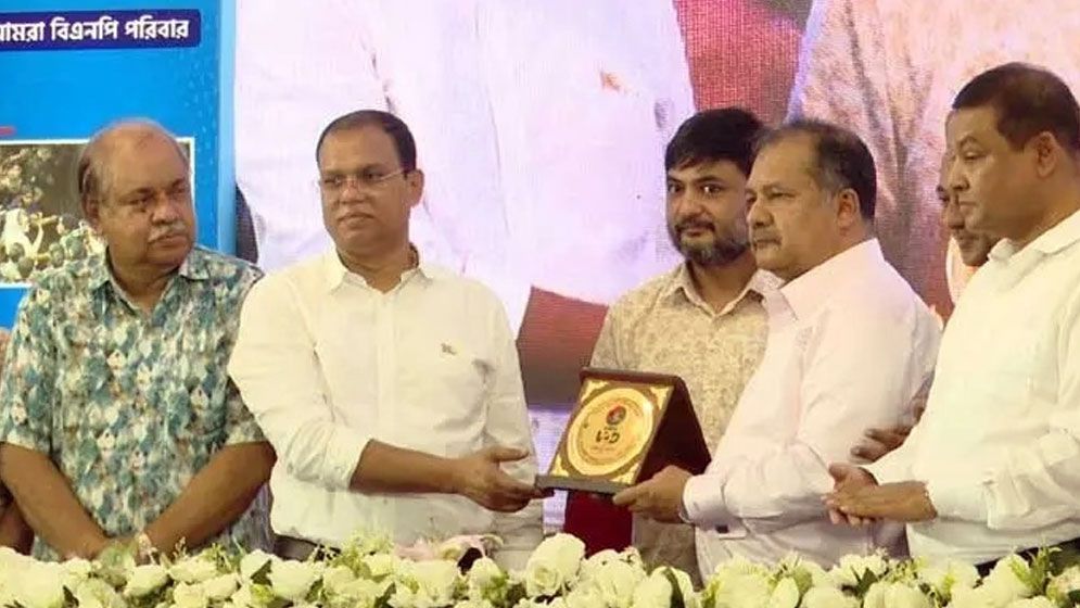 আলোকচিত্র প্রদর্শনীতে সম্মাননা পেলেন মাহফুজ কবির