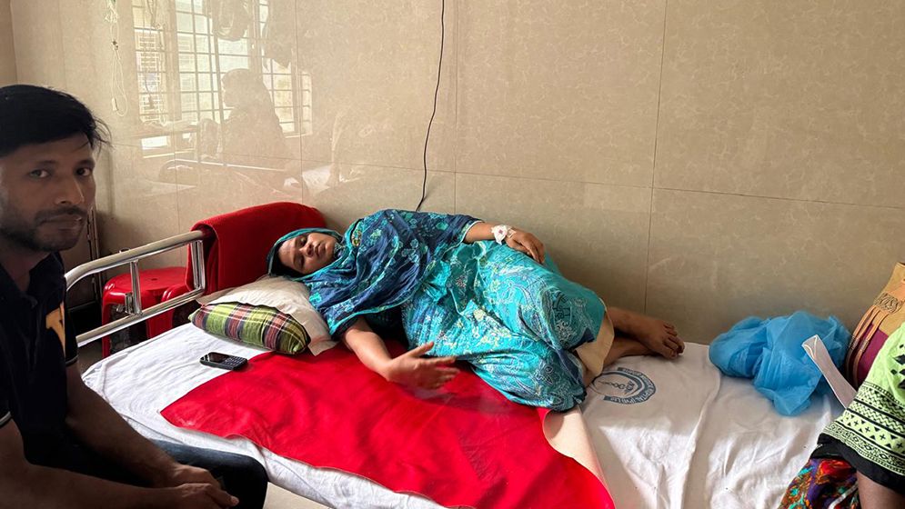 দুই মিনিটের পথ, তবু হাসপাতালে পৌঁছতে পারলেন না রাজিয়া