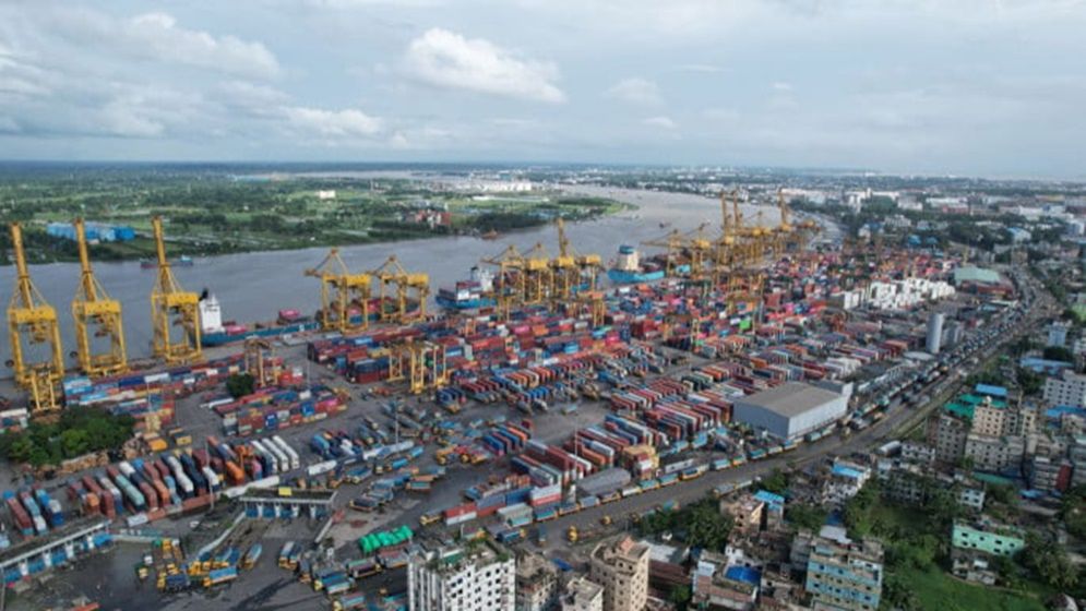 ১০ হাজার নিলামযোগ্য কনটেইনারের স্তূপ