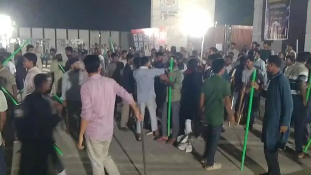 ব্যানারে ছয় নেতার ছবি নিয়ে ছাত্রদল শিবির সংঘর্ষ