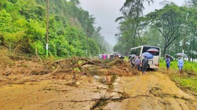 মেরিন ড্রাইভে পাহাড়ধসে চাপা পড়ল চলন্ত অটোরিকশা, আহত ৬