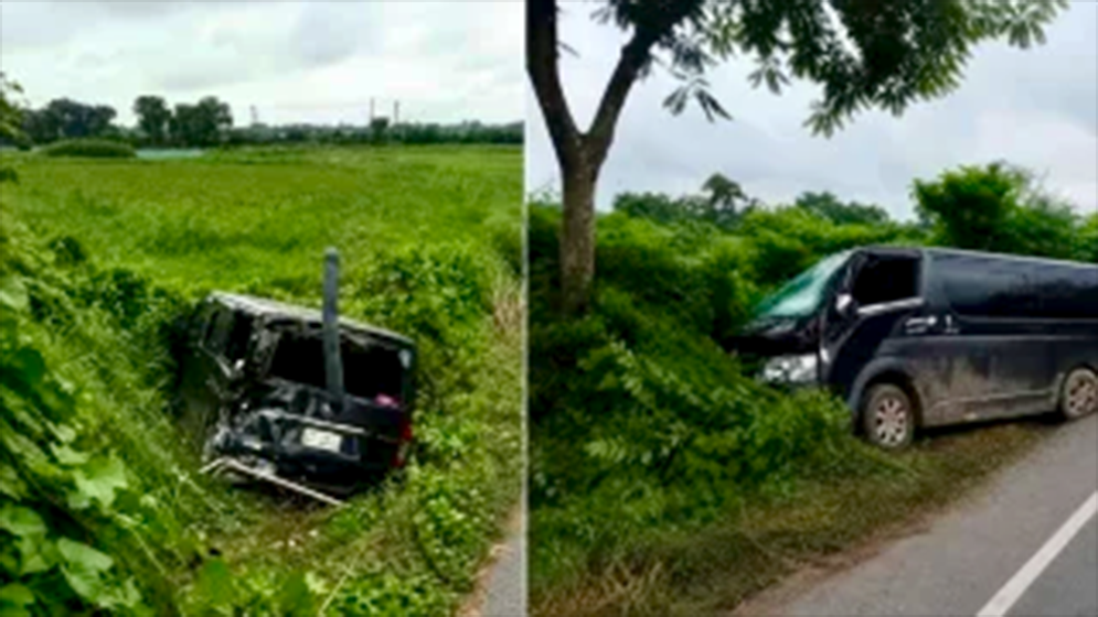 খাদে পড়া মাইক্রোর ভিডিও করতে গিয়ে পড়ল আরেকটি