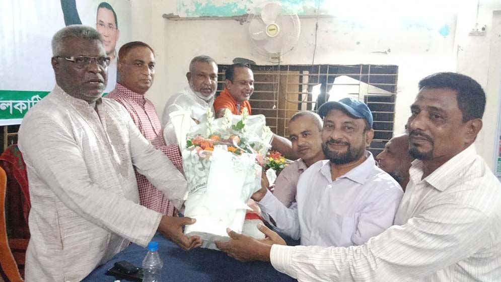 বিএনপির সভায় আ.লীগ নেতার ফুলেল শুভেচ্ছা নিয়ে বিতর্ক
