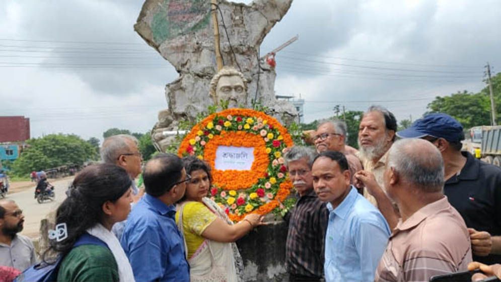 বীরশ্রেষ্ঠ হামিদুর রহমানের ভাঙচুর করা ভাস্কর্যে পুস্পস্তবক অর্পণ