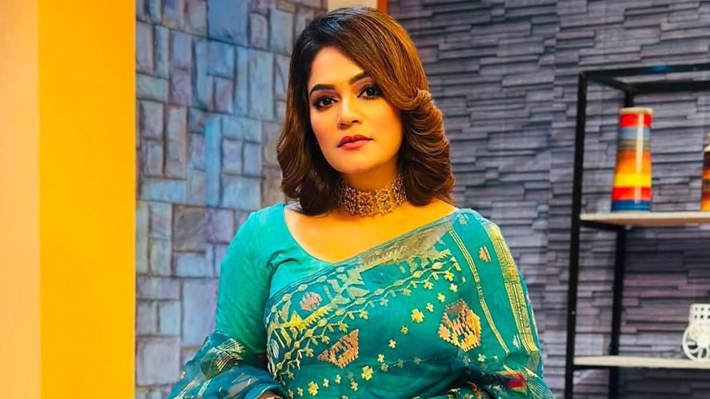 সড়ক দুর্ঘটনায় প্রাণে বাঁচলেন মৌ