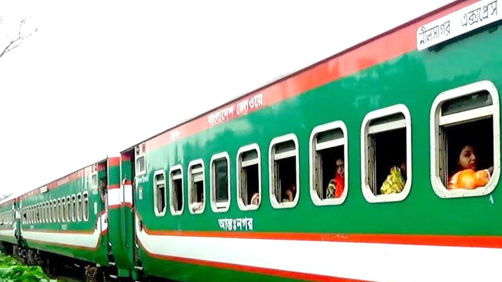 জয়পুরহাটে চলন্ত ট্রেন থেকে পড়ে গাড়ির ‘ক্যান্টিন বয়’ নিহত