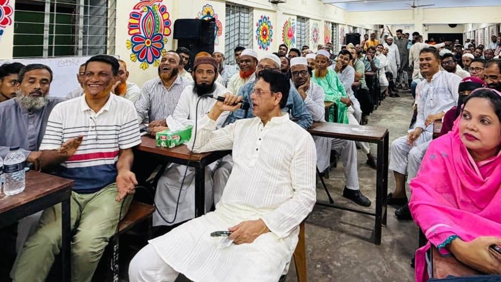 মঞ্চে নয়, নেতাকর্মীদের সারিতে বসে মতবিনিময় করলেন শিক্ষামন্ত্রী