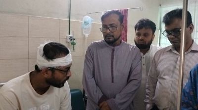 সংঘর্ষের ৩ দিন পর আহত শিক্ষার্থীদের দেখতে হাসপাতালে জবি উপাচার্য