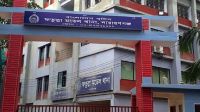 স্বামীকে পাশে বসানোয় ছাত্রীদের প্রতিবাদ, বিশ্ববিদ্যালয়ের বাস ভাঙচুর