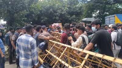 আলিয়া মাদ্রাসার হলে প্রবেশের চেষ্টা শিবিরের, ফের সংঘর্ষের আশঙ্কা