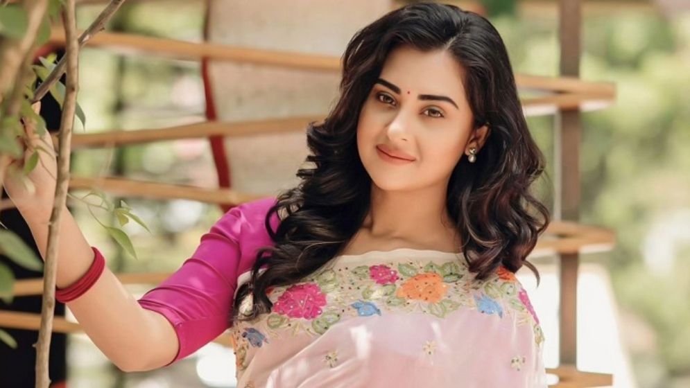 আড়াল ভেঙে ফিরছেন শবনম বুবলী