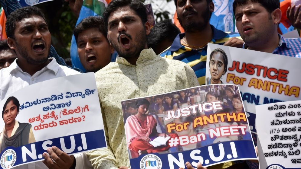 ভারতে শিক্ষার্থীদের আত্মহত্যার নেপথ্যে ‘পরীক্ষার চাপ ও প্রশ্ন ফাঁস’