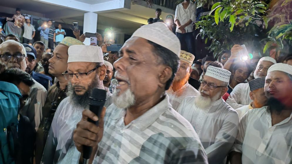 কোটালীপাড়ায় প্যারোলে মুক্তি পেয়ে বাবার জানাজায় আ. লীগ নেতা
