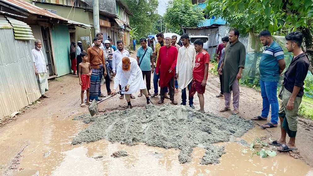 চোখের সামনে গাড়ি উল্টে দুর্ঘটনা, নিজেই রাস্তা সংস্কার করলেন বিএনপি নেতা