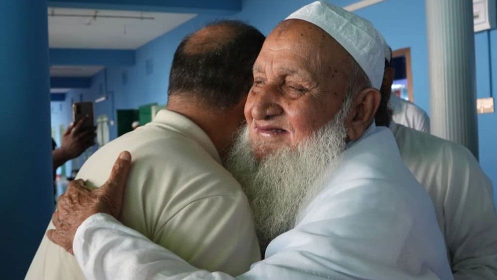 হেফাজত আমিরকে বুকে জড়িয়ে ধরলেন প্রধানমন্ত্রী