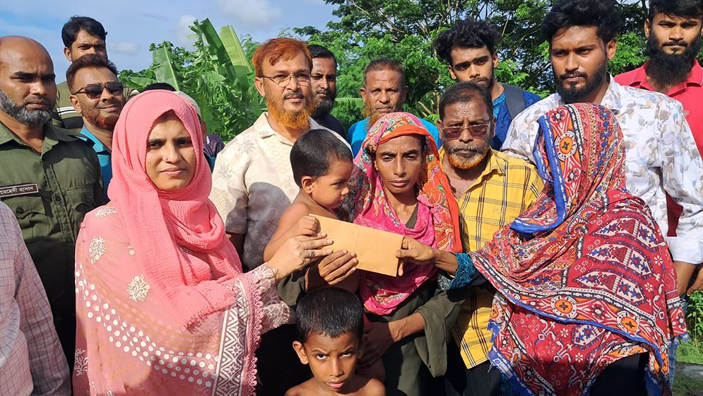 মাথার চুল বেচে ঘরভাড়া শোধ, সেই নারীর পাশে প্রতিমন্ত্রী শেখ ফরিদুল