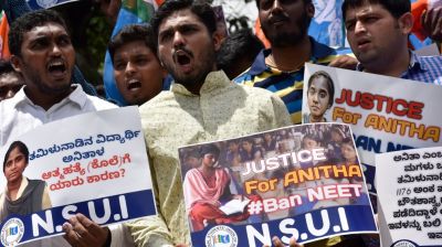 ভারতে শিক্ষার্থীদের আত্মহত্যার নেপথ্যে ‘পরীক্ষার চাপ ও প্রশ্ন ফাঁস’