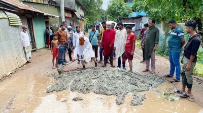 চোখের সামনে গাড়ি উল্টে দুর্ঘটনা, নিজেই রাস্তা সংস্কার করলেন বিএনপি নেতা