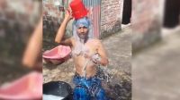 প্রেমিকের বাড়িতে অনশনে স্ত্রী, দুধ দিয়ে গোসল করে সম্পর্কের ইতি টানলেন স্বামী
