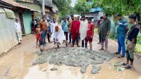 চোখের সামনে গাড়ি উল্টে দুর্ঘটনা, নিজেই রাস্তা সংস্কার করলেন বিএনপি নেতা