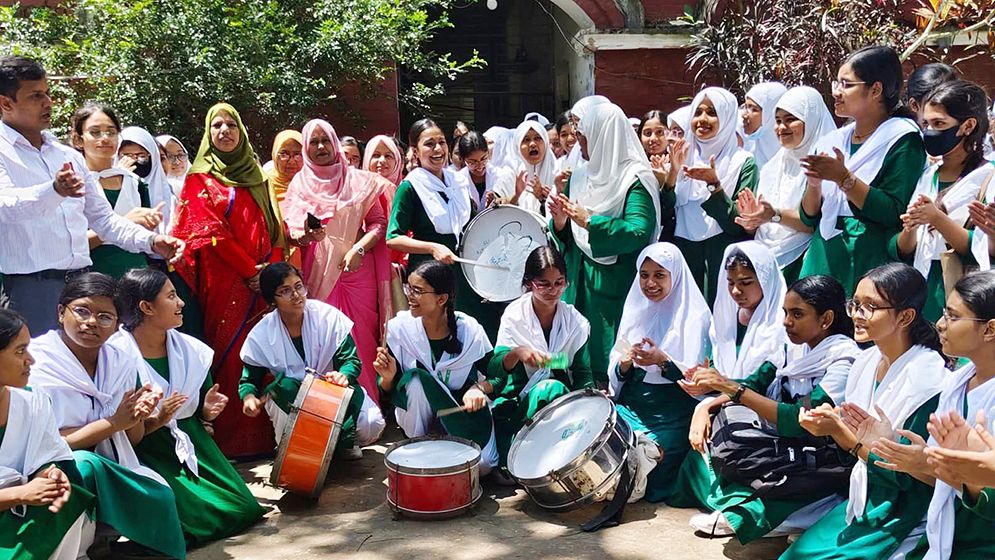 ময়মনসিংহ শিক্ষা বোর্ডে পাশের হার ৫৭.৩৯ শতাংশ, এগিয়ে মেয়েরা