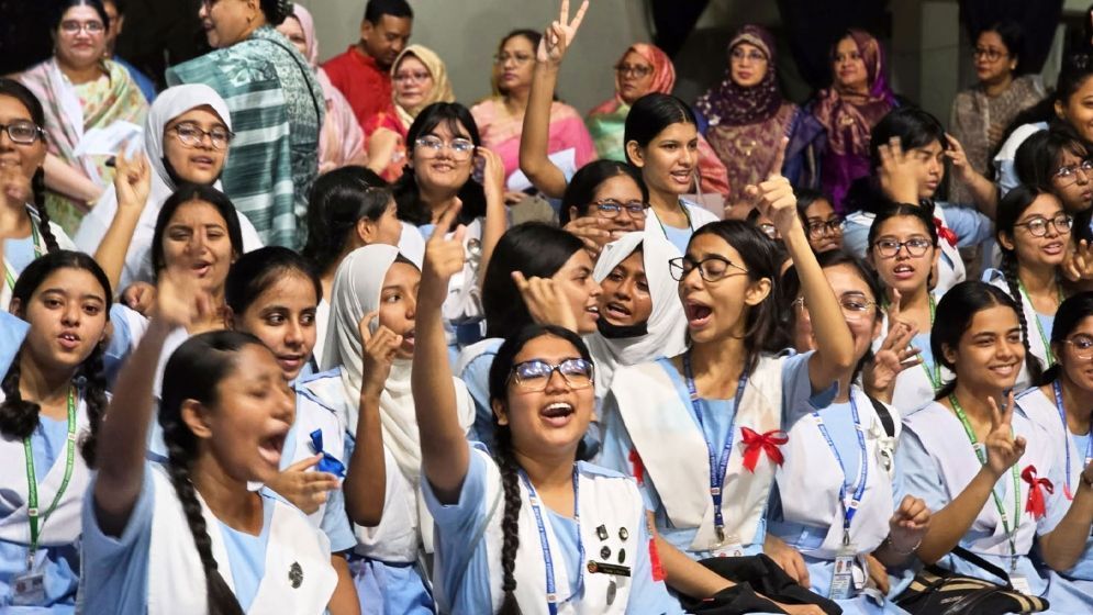 টানা ১১ বছর এসএসসিতে পাশের হারে এগিয়ে মেয়েরা