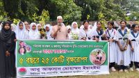 শিক্ষার্থীদের মাঝে গাছের চারা বিতরণ করেন ছাত্রদল নেতা