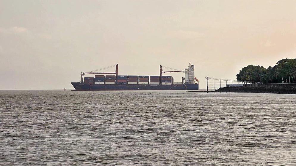 দুর্ঘটনার ঝুঁকি সৃষ্টিকারী বিদেশি জাহাজকে কোটি টাকা জরিমানা