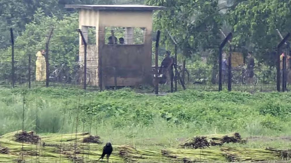 এক বাংলাদেশিকে ধরে নিয়ে যাওয়ায় দুই ভারতীয়কে আটক করল গ্রামবাসী