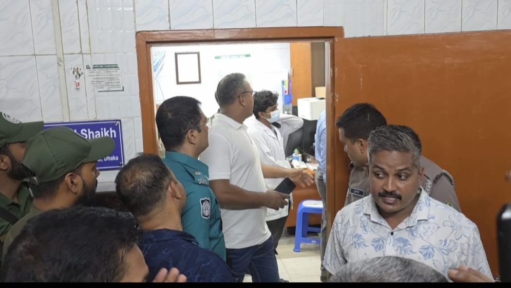 ঢামেক পরিচালকের পদত্যাগ দাবিতে চিকিৎসক-কর্মচারীদের পালটাপালটি অবস্থান