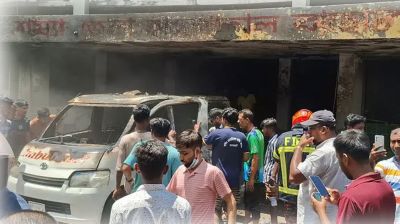 বাগেরহাট হাসপাতাল চত্বরে অ্যাম্বুলেন্সে আগুন, দগ্ধ চালক পুড়েছে ৮ মোটরসাইকেল