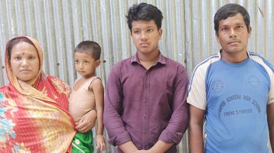 দিনমজুরির কাজ করেও জিপিএ-৫, সবাইকে চমকে দিয়েছে পলাশ