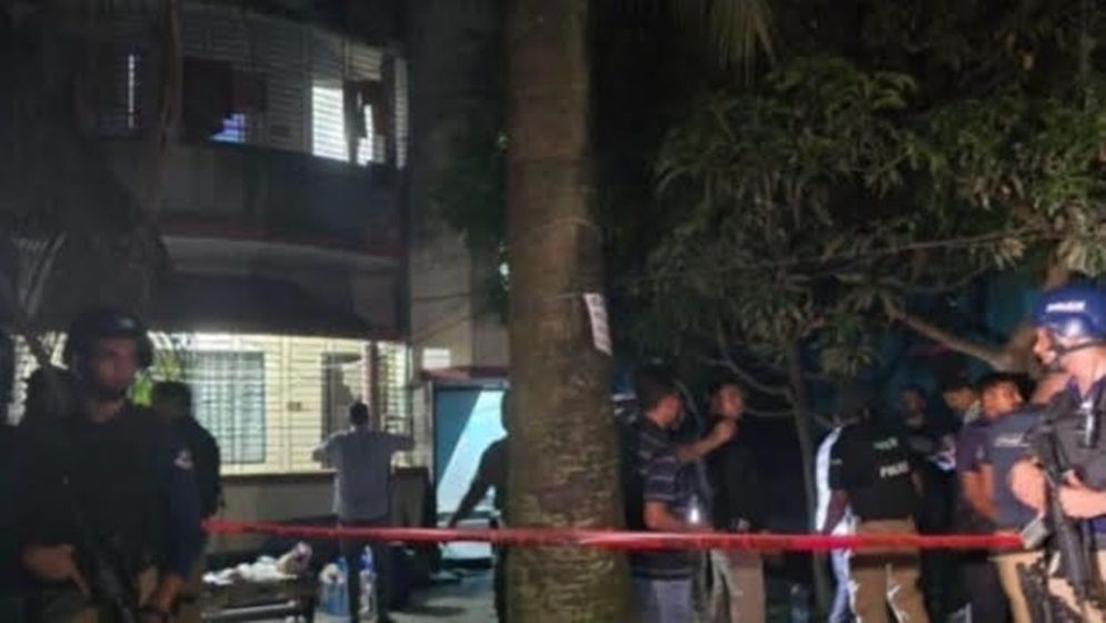 সাভারে ঘিরে ফেলা সেই বাড়িতে যা পেল আইনশৃঙ্খলা বাহিনী