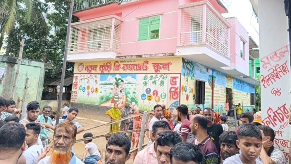 প্রবাসীর স্ত্রীকে কুপিয়ে হত্যা করার পর নিজে ফাঁস দেন বাড়িওয়ালা