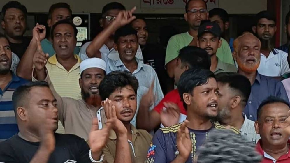 অনিয়মের অভিযোগে ইউএনও কার্যালয় ঘেরাও, তালিকা বাতিলে একদিন সময় দিল বিএনপি