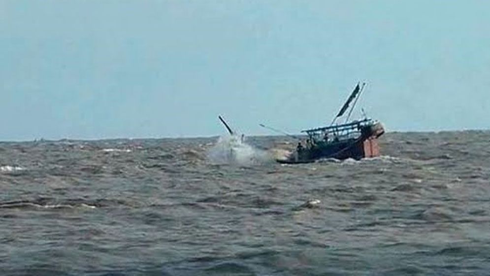 বঙ্গোপসাগরে ৩ ট্রলারডুবি