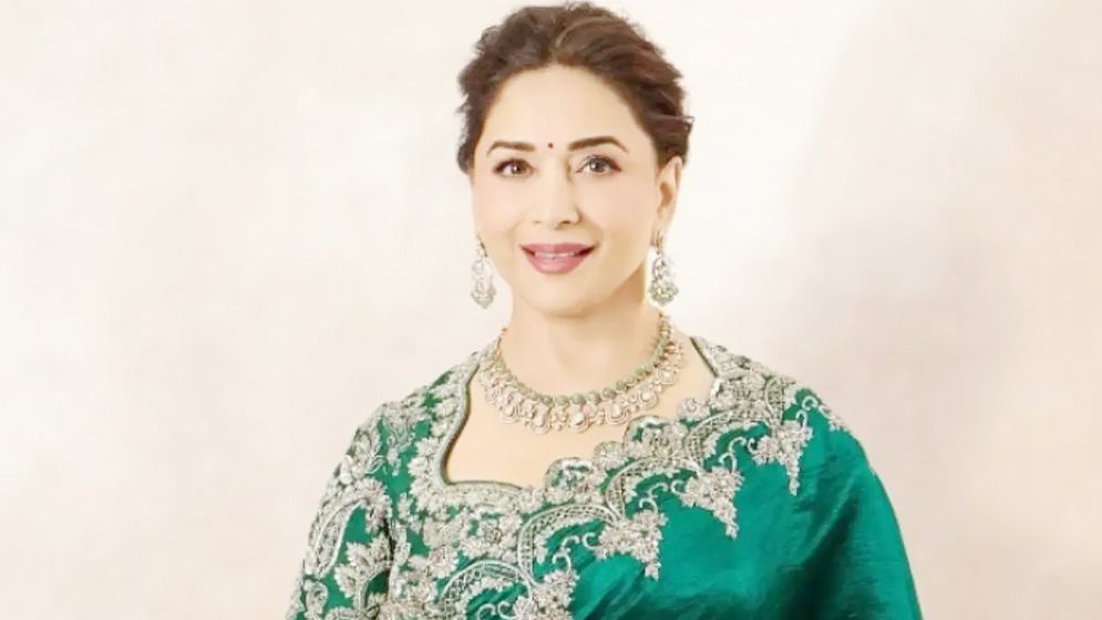 সঞ্চালকের ভূমিকায় মাধুরী