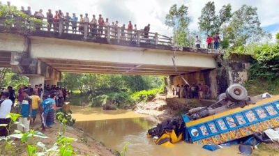 ব্রিজের রেলিং ভেঙে তেলবাহী ট্রাক ছড়ায়, চালক নিহত
