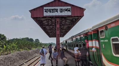 চলন্ত ট্রেনের বগিতে আগুন, যাত্রীদের মধ্যে আতঙ্ক