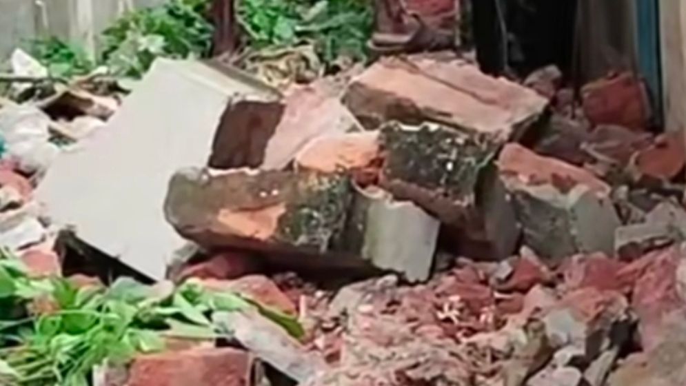 দৈনিক যুগান্তরে সংবাদ প্রকাশের পর অবশেষে বৃদ্ধ দম্পতির রাস্তা খুলে দিল প্রশাসন