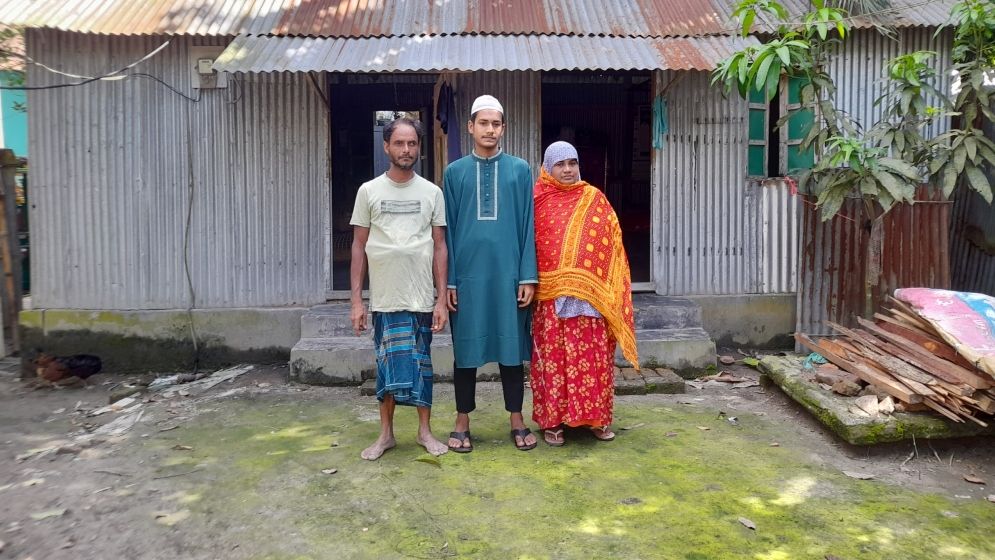 অভাবের ঘর থেকে সাফল্যের আলো—গোল্ডেন এ প্লাস পাওয়া জাহিদের স্বপ্ন এখন ডাক্তার হওয়া