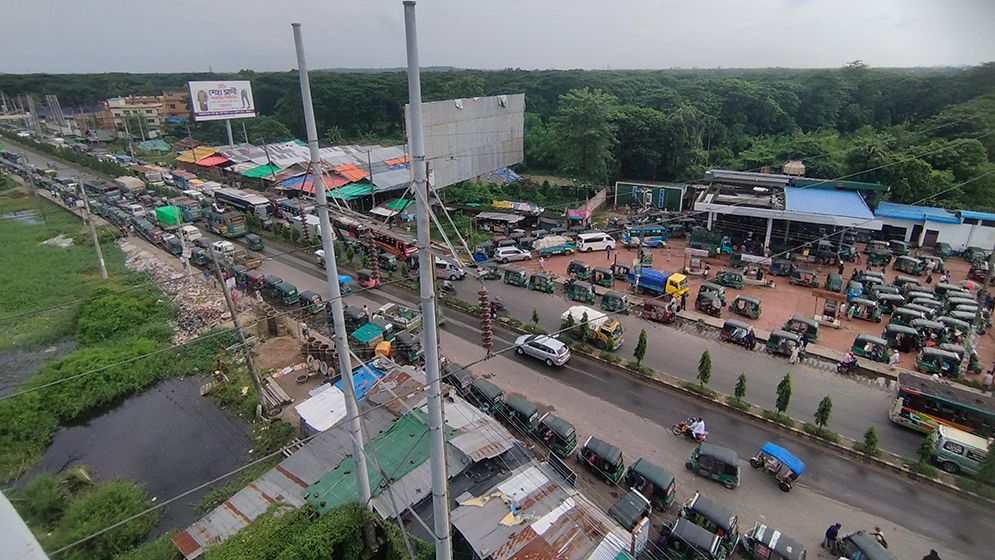 চট্টগ্রামে গ্যাস নিতে একাধিক সারি গাড়ির